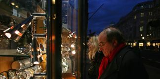 Retailers Hope To Attract Seasonal Christmas Shoppers Despite Credit Crunch