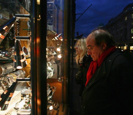 Retailers Hope To Attract Seasonal Christmas Shoppers Despite Credit Crunch