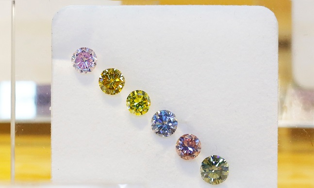 ALROSA sells colored polished diamonds