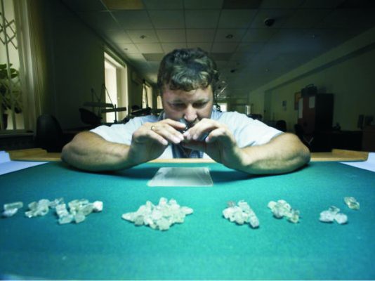 Diamond_sorting_at_Alrosa