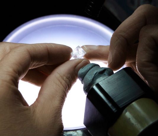 Tiffany unravels diamond secrets at HK workshop Diamond inspection at a Tiffany Diamond Academy workshop