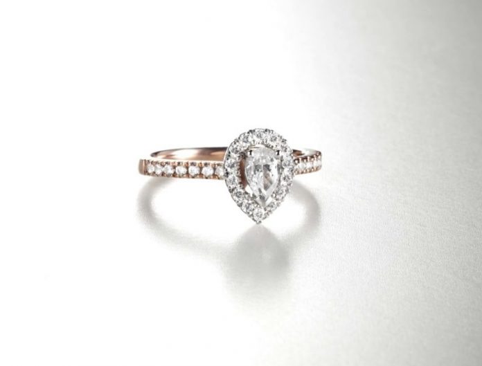 Pear halo from Dominos Diamond Ring Mount Offering