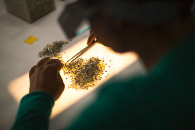 De Beers cites solid overall demand amid lower sales
