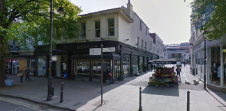Council backs flower stall in battle against jewellery retailer