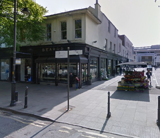 Council backs flower stall in battle against jewellery retailer