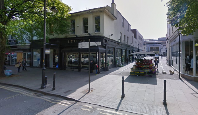 Council backs flower stall in battle against jewellery retailer
