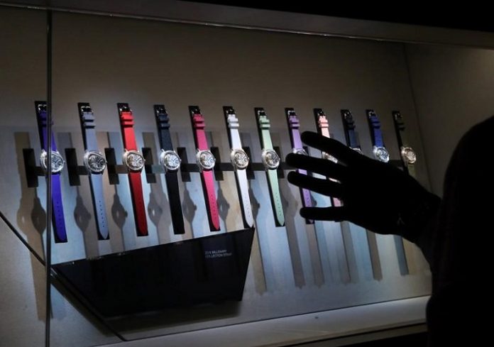 Swiss watchmakers brace for slowing Chinese demand