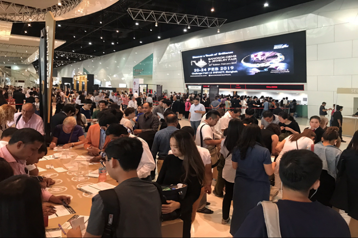 the 63rd Bangkok Gems & Jewelry Fair Foreign Trade Partners Admire “Thailand’s Magic Hands”