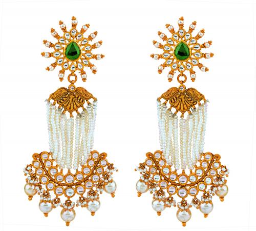 Dazzle any occasion with this pair of ornate Chandbali earrings, strung with an array of glittering pearls