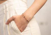 women buying jewelry