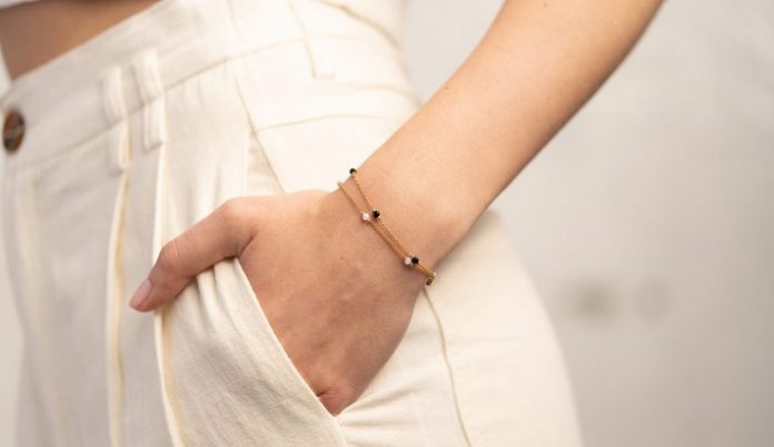 women buying jewelry