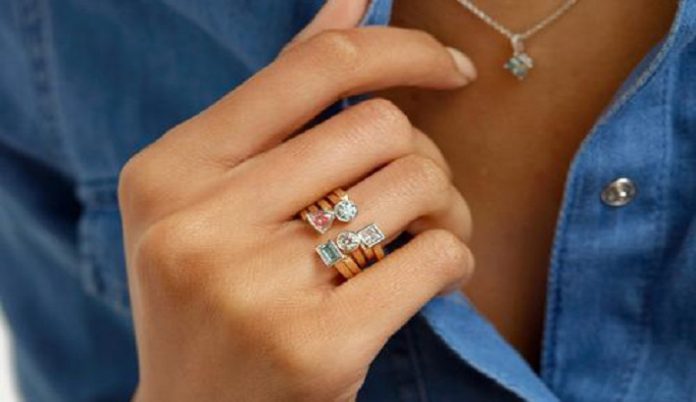 Lightbox Jewelry to Be Sold in Brick and Mortar Stores in Trial Run