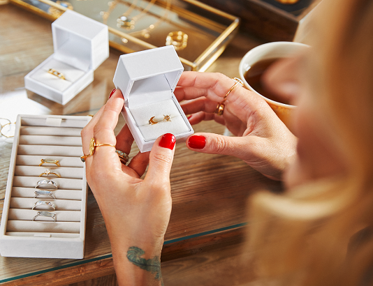 Notonthehighstreet pops up in London stations with jewellery partners