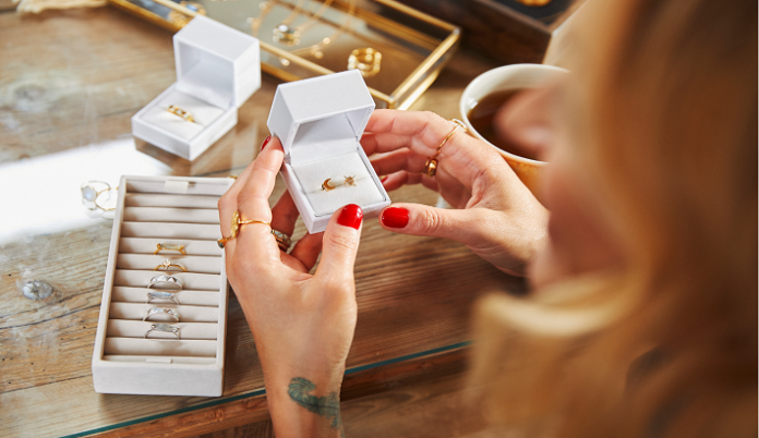 Notonthehighstreet pops up in London stations with jewellery partners