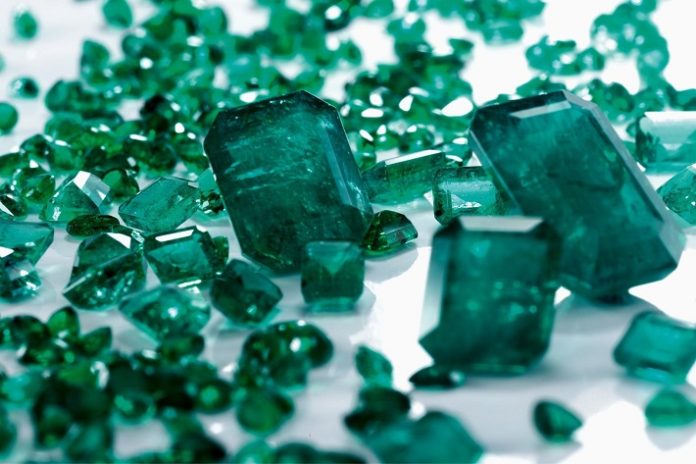 WHAT IS THE DIFFERENCE BETWEEN NATURAL AND LAB-CREATED EMERALD?
