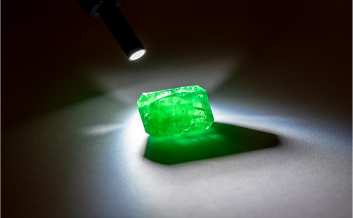 WHAT IS THE DIFFERENCE BETWEEN NATURAL AND LAB-CREATED EMERALD?