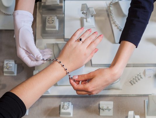 US Jewelry Spending Down 5.4 % over Holiday Season