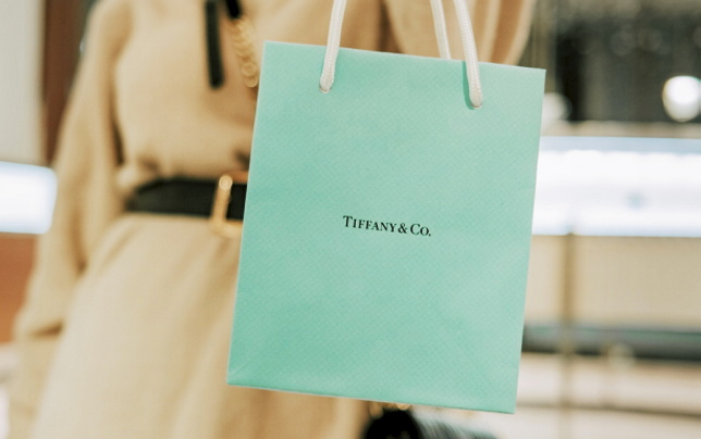 Tiffany Customers Opt for Plan White Bags - The Jewelry Magazine