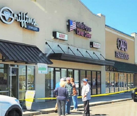 Raiders Flee Jewelry Store after Manager Fires Shots