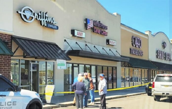 Raiders Flee Jewelry Store after Manager Fires Shots