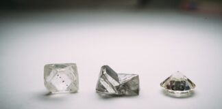 De Beers Reduces First-Half Losses as Higher Volumes Offset Weak Diamond Prices