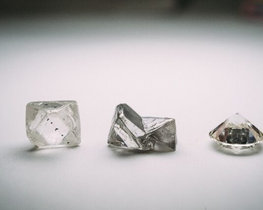 De Beers Reduces First-Half Losses as Higher Volumes Offset Weak Diamond Prices